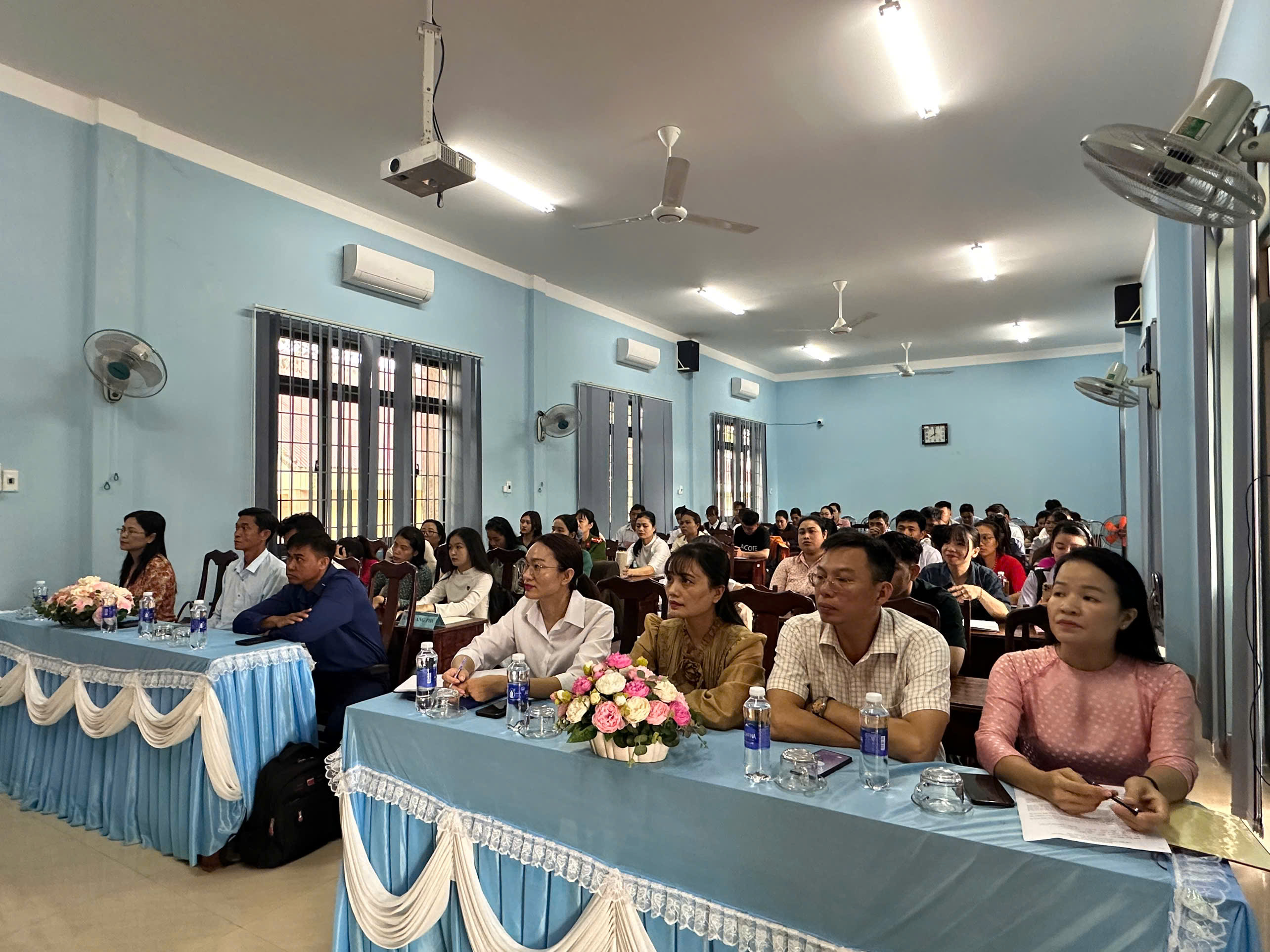 Các vị đại biểu tham gia dự lễ khai giảng